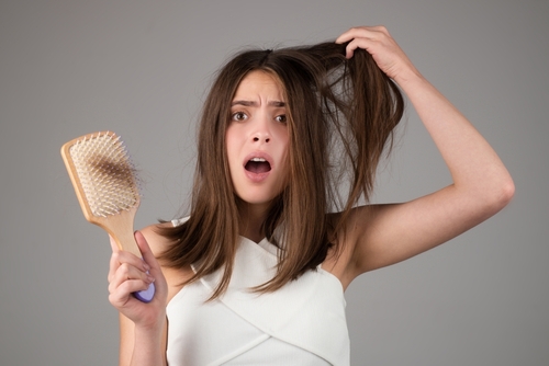 Capelli che cadono: Quando è necessario consultare un medico?