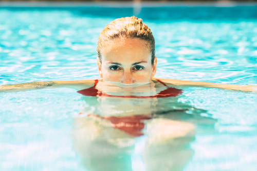 Colliri Antirossore: Sollievo per gli Occhi Irritati dal Cloro della Piscina