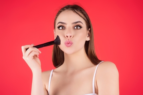 Make-up a lunga durata: consigli per un trucco impeccabile tutto il giorno