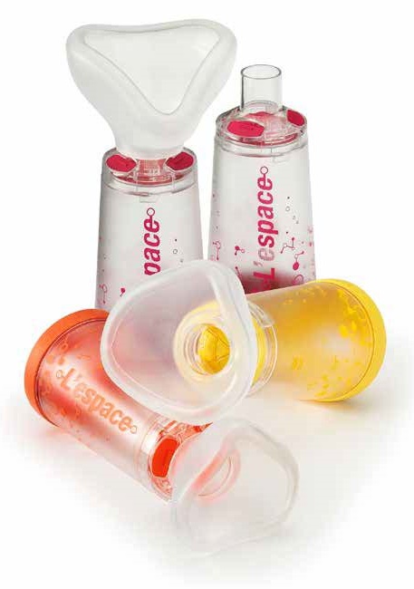 CAMERA DISTANZIATRICE PER EROGATORI SPRAY PREDOSATI L'ESPACE 220ML PER NEONATI SPAZIO MORTO 34ML CON MASCHERA VALVOLA INSPIRAZIONE 2 VALVOLE ESPIRAZIONE CODICE COLORE ARANCIO - Farmastop